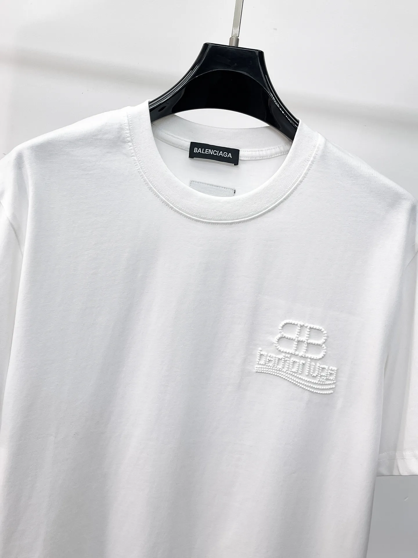 Balenciaga's high-end top-quality products 🐮2026 Spring and Summer New Arrival first counter, the latest New Arrival short-sleeved round neck T-shirt, Premium customized design, avant-garde and fashionable! Brand logo heavy craftsmanship design Premium customized 260g fabric. Soft to the touch. Comfortable to wear. Counter-level exquisite stitching. Fine workmanship. The upper body effect is incomparably handsome! A must-have item for men and women with the same style! Sizes: S~XXL When placing an order, please state your height and weight. The maximum wearing size is 210 pounds (one size larger)